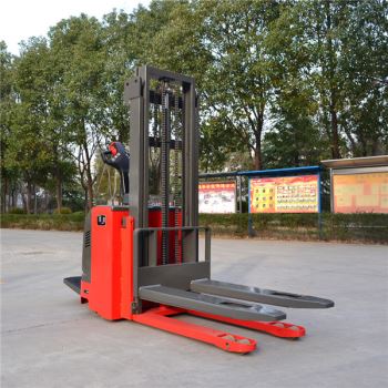Đi xe trên xe nâng điện hoàn toàn chạy bằng điện