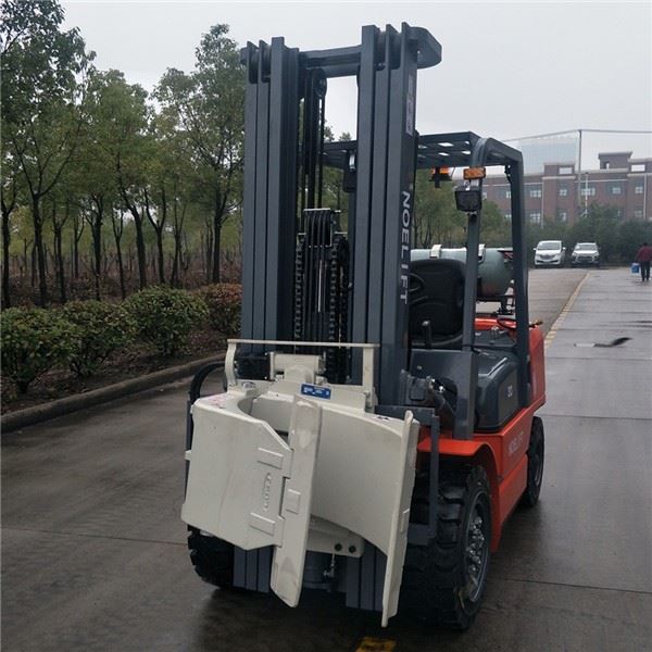 Xe nâng có kẹp cuộn giấy