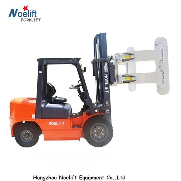 Xe nâng với cuộn giấy đính kèm